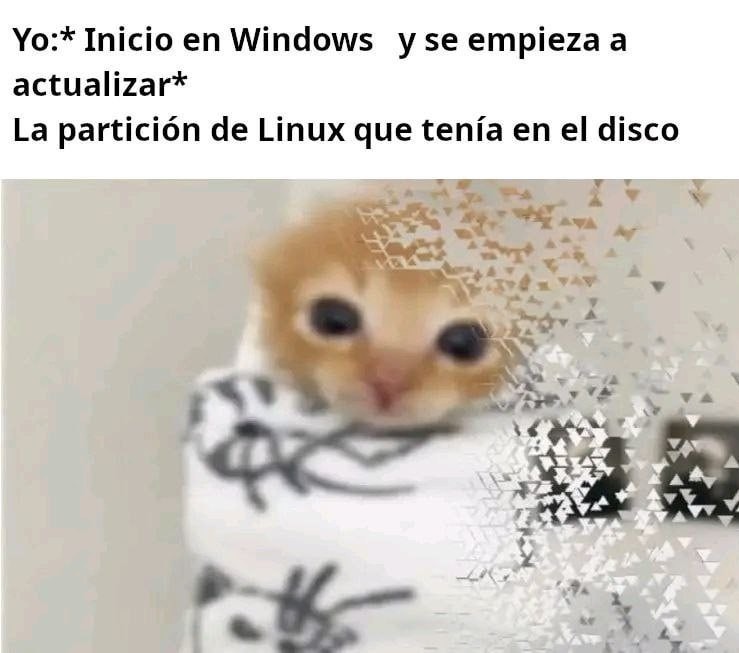 Windows actualizando y el Linux llorando en el disco - meme