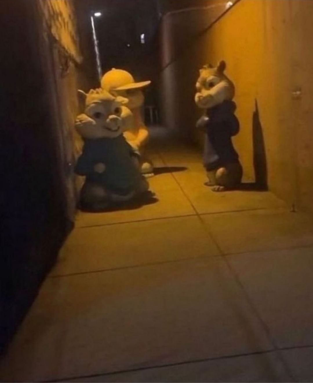 When, vas detrás de la escuela y ves a los del Conalep fumando mota: - meme