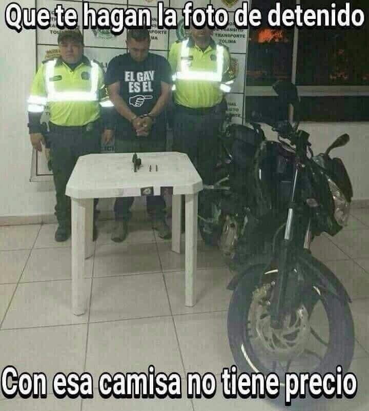 Cuando te sacan la foto de detenido pero tu camisa es la verdadera estrella - meme