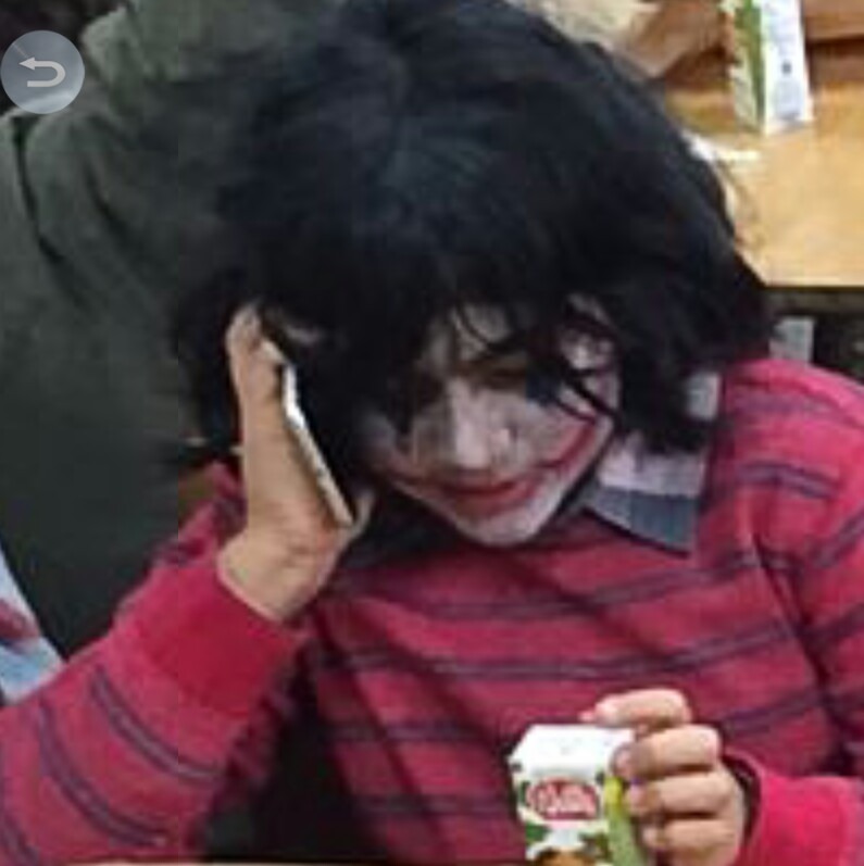 Es un pendejo de mi clase que se pinto solo la cara para el Hallowen del 2018 - meme
