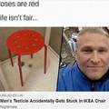 Un testicle de un hombre se queda atorado en una silla de IKEA