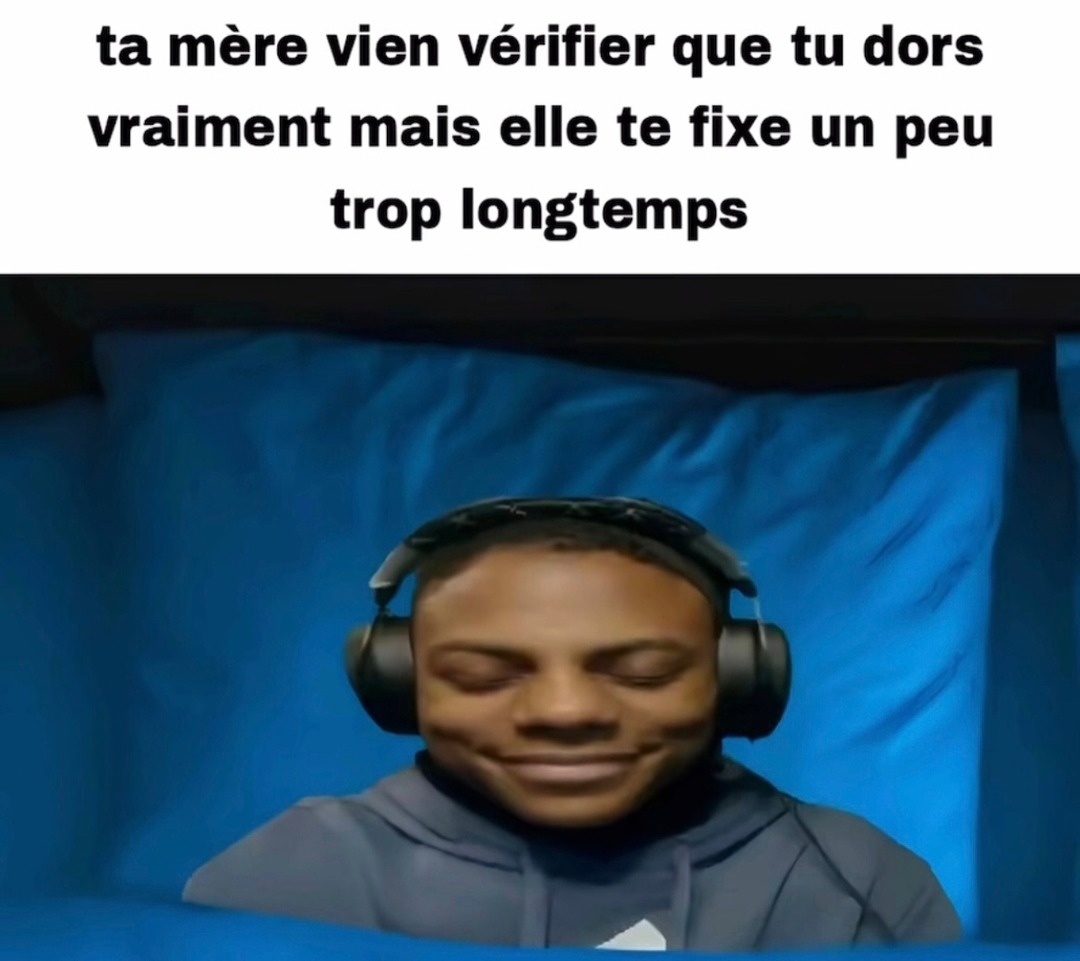 Quand ta mère vérifie si tu dors mais elle reste chelou 3 min à te mater - meme