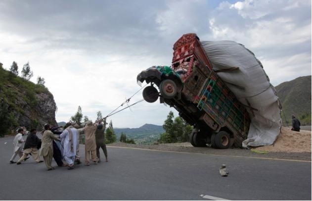 Hunters try to control a wild truck - meme
