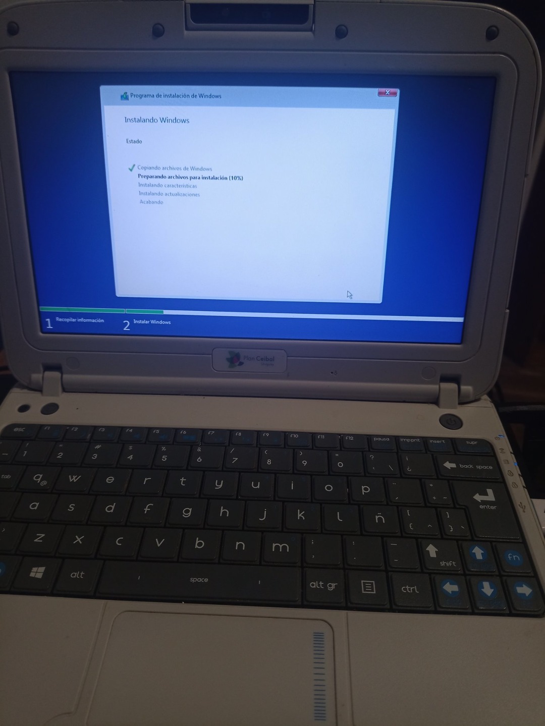 Instalando Windows 10 en una PC del gobierno que me regalaron - meme