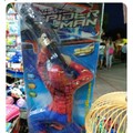Por si no se ve, Spiderman tiene un rifle francotirador :)