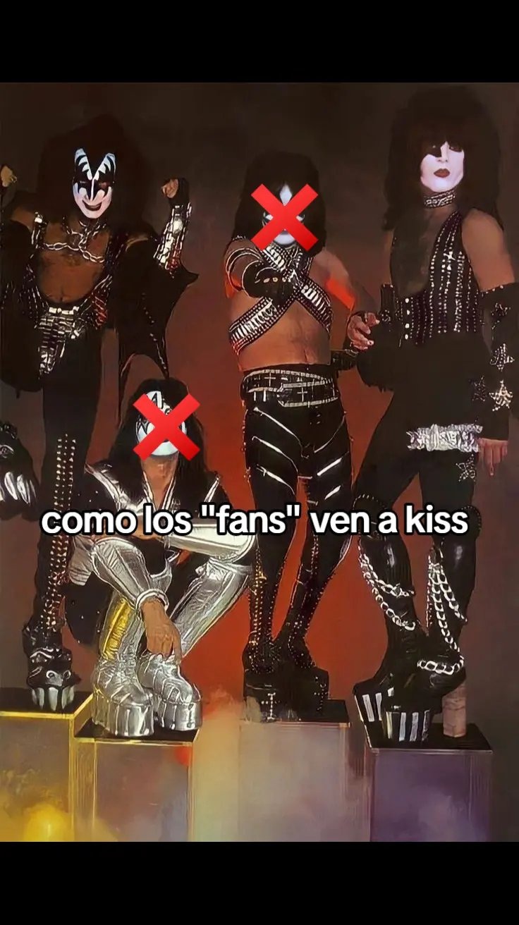 Contexto: en kiss los fans ven a todos los integrantes mientras que los"fans" solo ven a gene simmons y paul stanley - meme
