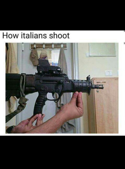 Como disparan los italianos - meme