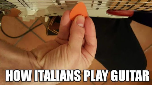 Como italianos tocam guitarra - meme