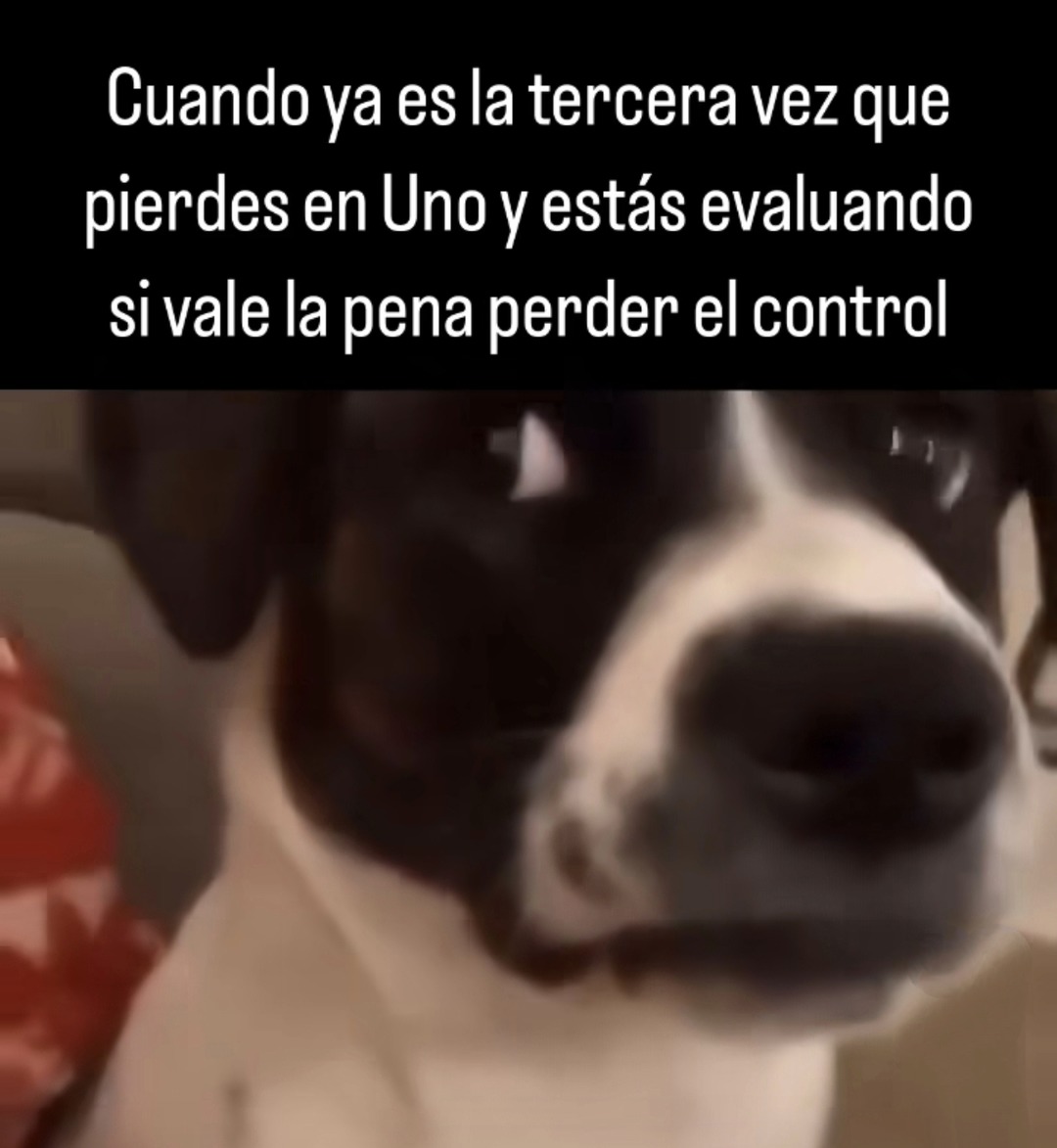Perdiendo en Uno por tercera vez y ya quiero lanzar la mesa - meme