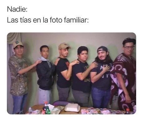 Tias en la foto familiar - meme