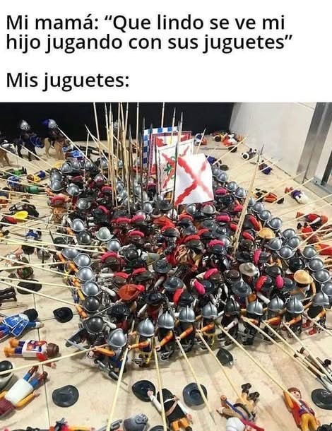 Mi mamá pensando que juego normal, mis juguetes en modo apocalipsis - meme