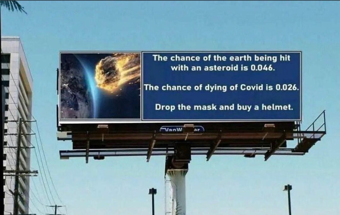 Chances de sermos atingidos por um asteroide=0.046. Chamces de morrer de COVID=0.026. Jogue a máscara fora e compre um capacete. - meme