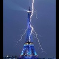 La Torre Eiffel iluminada por un rayo TODO PROCESO NATURAL