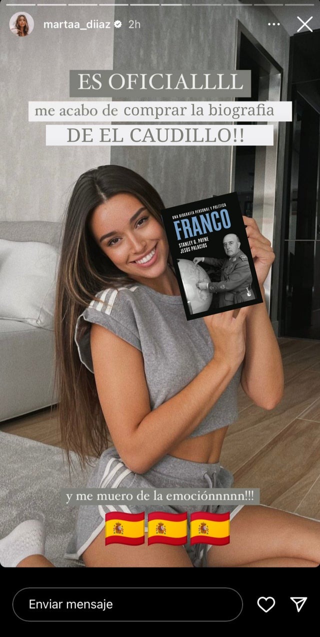 Marta Diaz se compra el libro de Franco - meme