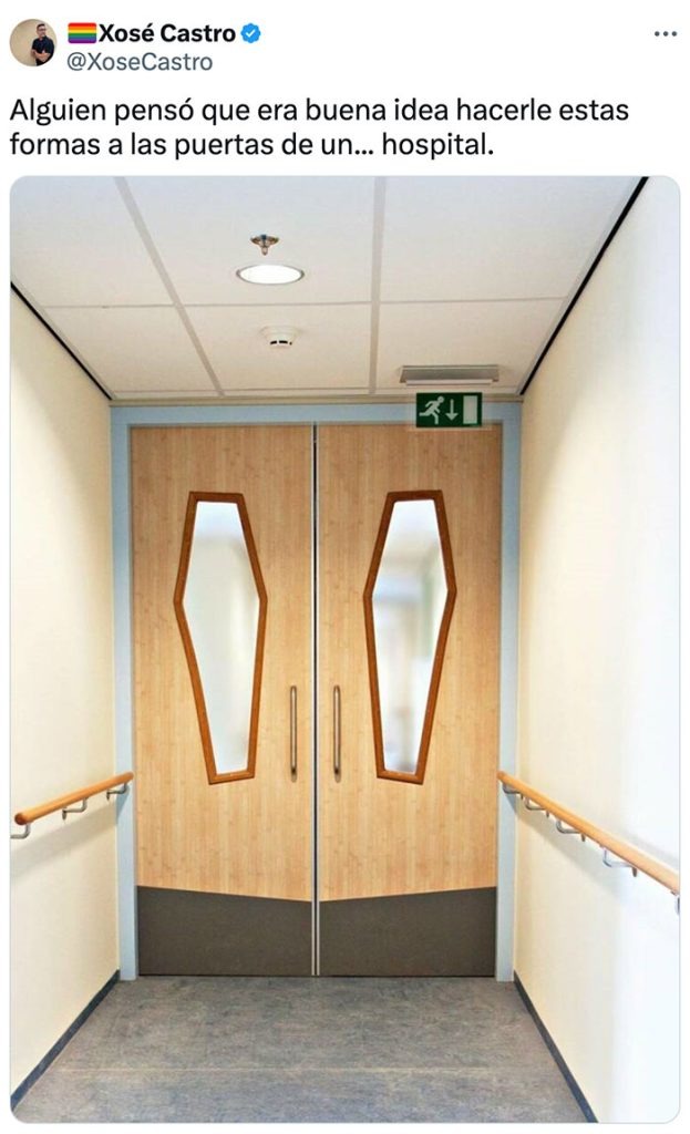 Puertas de hospital con furma de ataud - meme