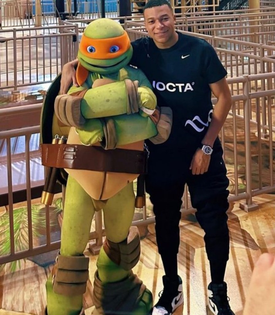 Mbappe con un cosplayer de las tortugas ninja - meme