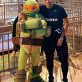 Mbappe con un cosplayer de las tortugas ninja
