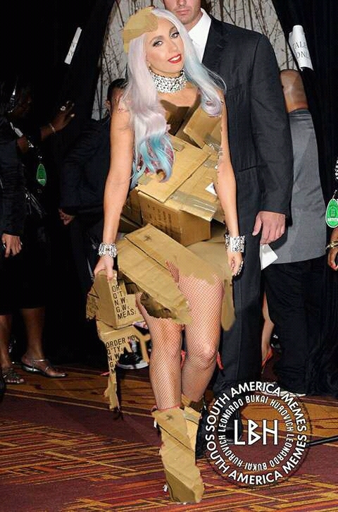 Lady Gaga usando seu novo traje de carne - meme