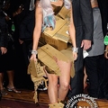Lady Gaga usando seu novo traje de carne
