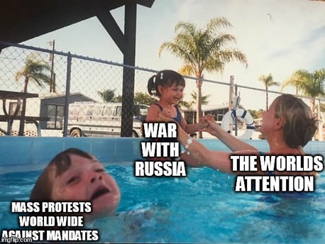 Мем с тонущим ребенком