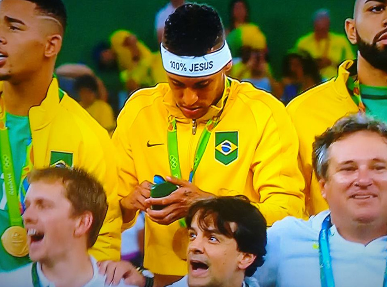quando você é o Neymar e quebra o troféu - meme