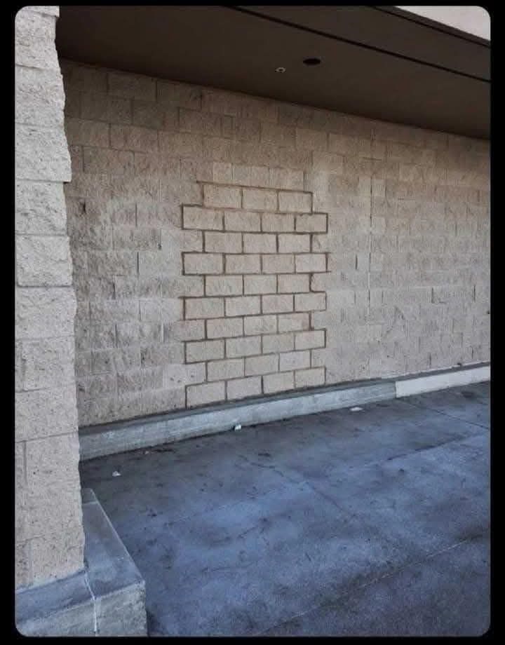 Algo me dice que detrás de eso hay algo escondido. No creen? - meme