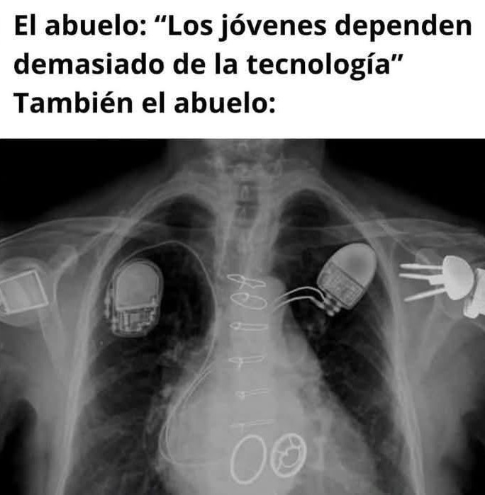 El abuelo diciendo que no usa tecnología mientras hackea la NASA con la calculadora - meme