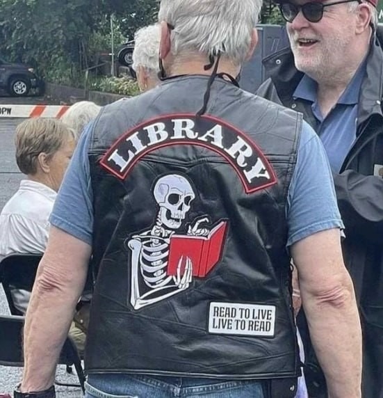 Un motorista de biblioteca - meme