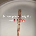 La fiesta de pizza en la escuela está de locos