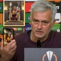 Verificado José Mourinho has a BR Football graphic as his lock screen 