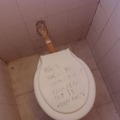 Resien recuerdo que esto apareció en el baño de mi escuela
