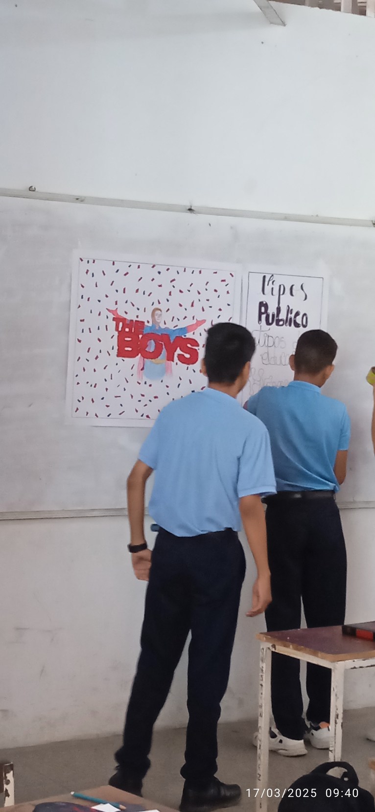 Unos locos dos años menores que yo hicieron una exposición de su serie favorita.. esa misma profesora nos ponía a exponer de la mitocondria - meme