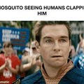 Traduccion: bebes mosquitos viendo como los humanos los aplauden