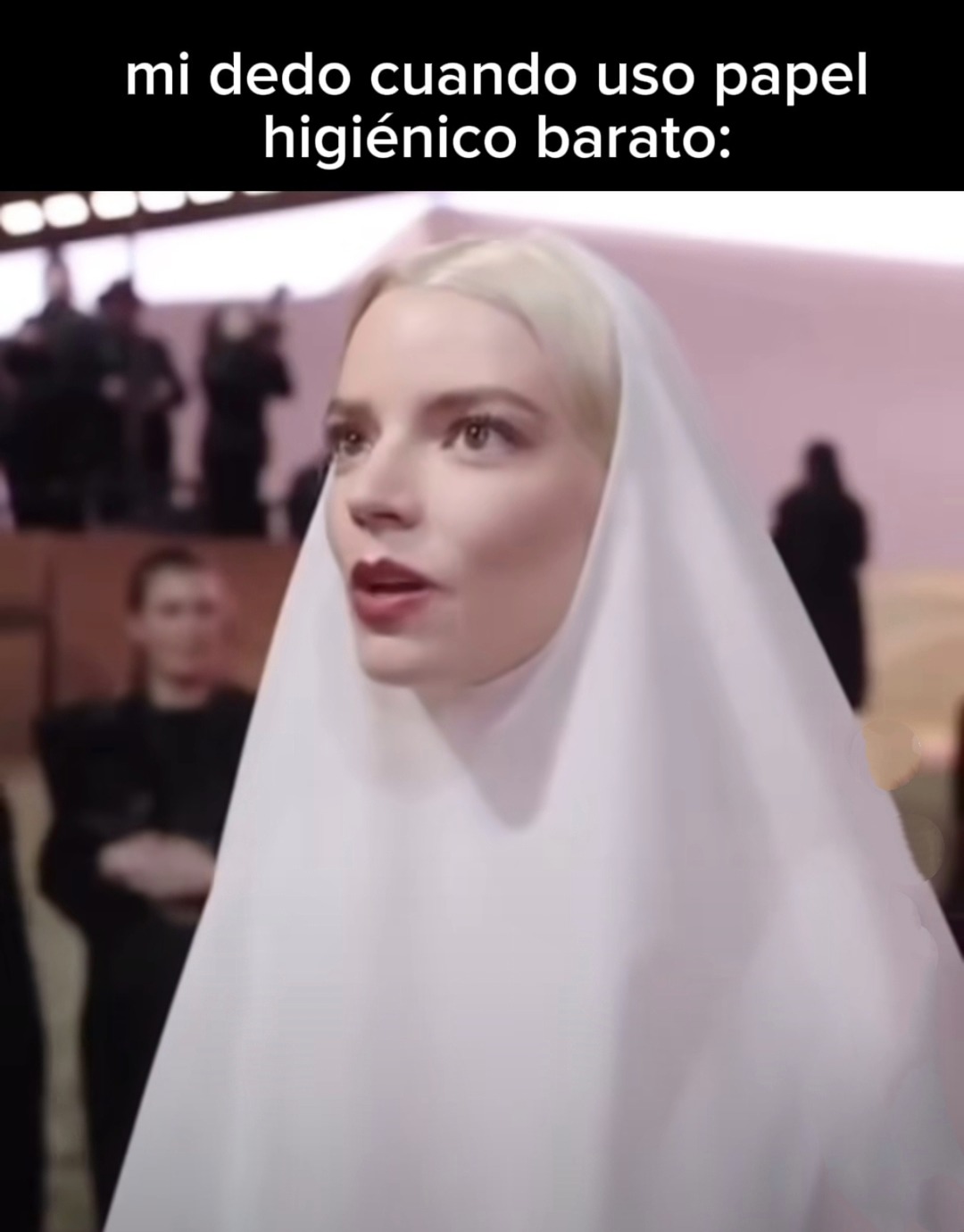 Mi dedo después de usar papel higiénico del más barato - meme