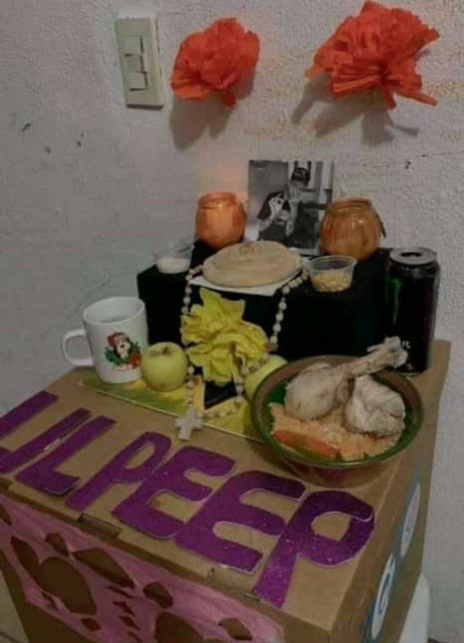 Un amigo fue a la casa de un amigo y este le tiene un altar de Lil peep - meme