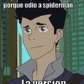 Contexto: El es Harry Osborn de Marvel Spiderman y este en toda la serie estaba de bipolar, literalmente nunca se supo del porque mierda odia a Spiderman, tan solo lo ve ya lo consideraba una amenaza