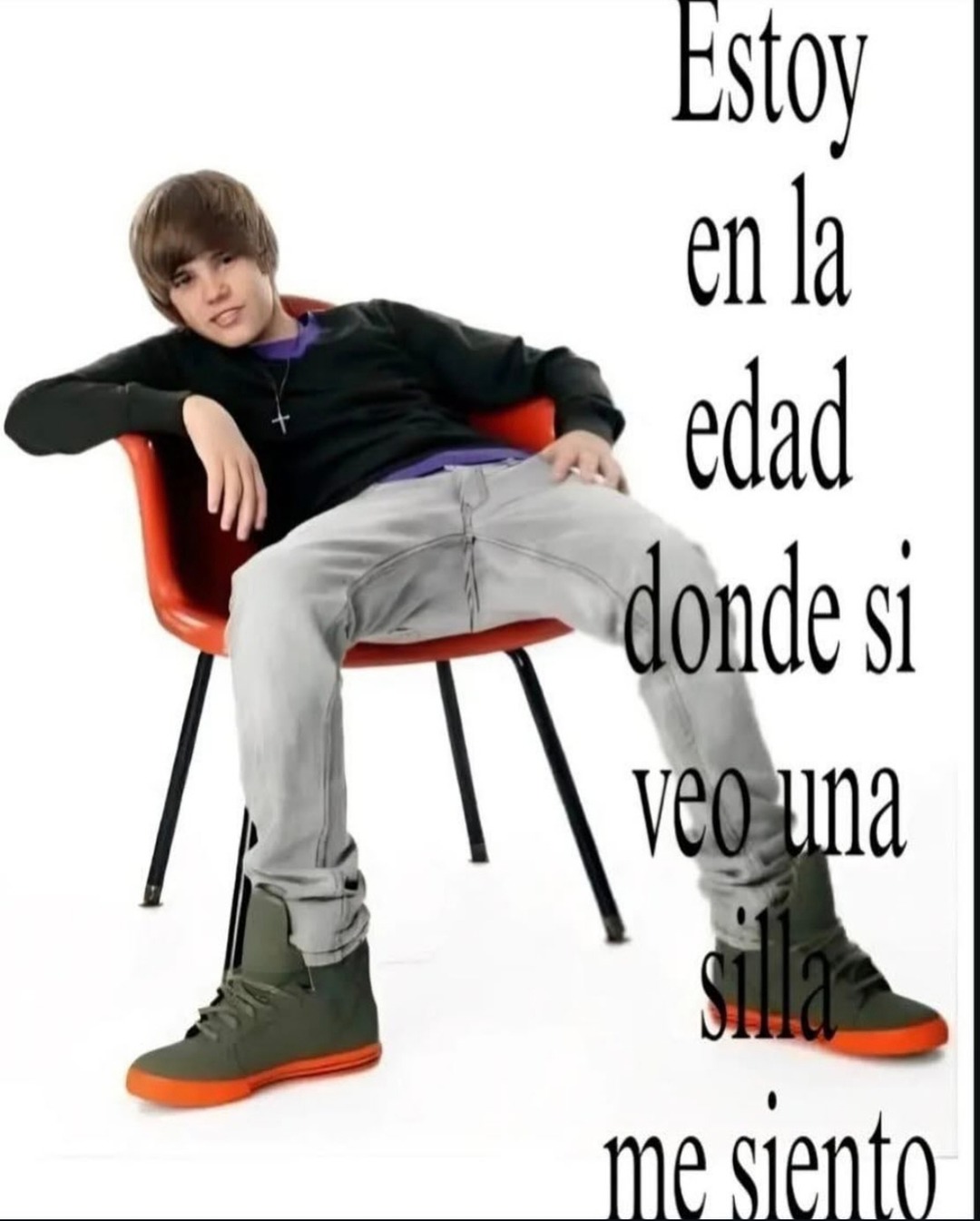 Ya toy en la edad donde veo una silla y me siento sin pensarlo - meme
