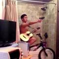 qndo vc ra tocando violão enquanto anda de bike no banho e ouve um barulho