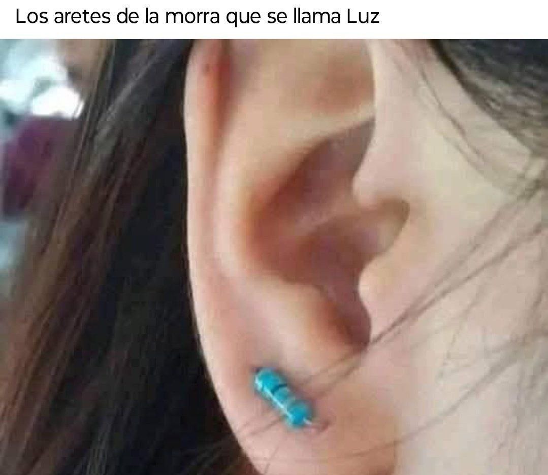 Los aretes de la morra que se llama Luz - meme